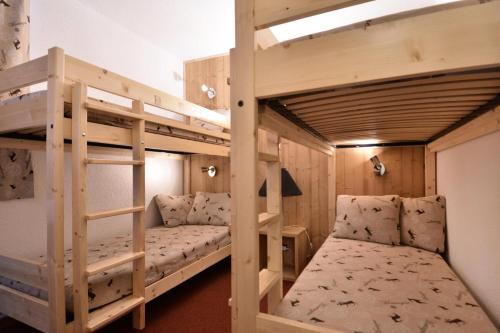 - une chambre avec 2 lits superposés et un canapé dans l'établissement Résidence Carroley B - 2 Pièces pour 5 Personnes 97, à Mâcot La Plagne