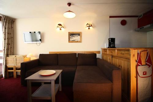 a living room with a couch and a table at Résidence Palafour - Studio 4 soigné, personnalisé, confortable - balcon vue lac MAE-3596 in Tignes