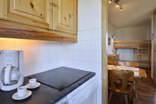 une cuisine avec une cafetière sur un comptoir dans l'établissement Résidence Beryl - Studio pour 4 Personnes 10, à Mâcot La Plagne