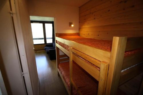 deux lits superposés dans une chambre avec fenêtre dans l'établissement Résidence Home Club 1 - studio rénové, chaleureux MAE-3601, à Tignes