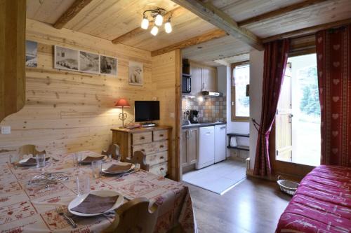 - une cuisine avec des murs en bois et une table dans une chambre dans l'établissement Résidence Onyx - Studio pour 4 Personnes 16, à Mâcot La Plagne