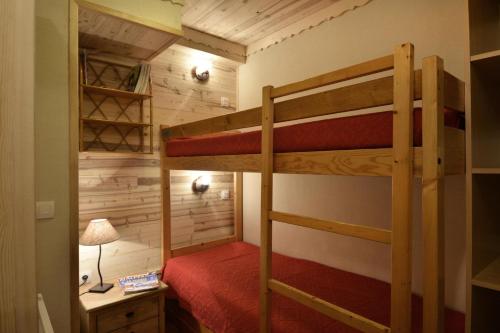 une chambre avec deux lits superposés et un bureau dans l'établissement Résidence Onyx - Studio pour 4 Personnes 16, à Mâcot La Plagne