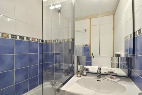 une salle de bain avec un lavabo et une douche dans l'établissement Résidence Onyx - Studio pour 4 Personnes 16, à Mâcot La Plagne