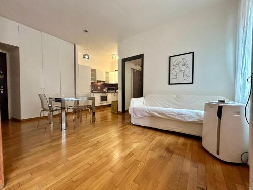 ein Schlafzimmer mit einem Bett und einem Tisch und Stühlen in der Unterkunft Kibilù - Via Morosini - Policlinico - Centro Città in Mailand