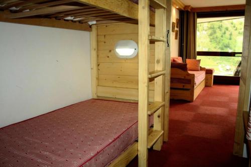 Cette petite maison comprend des lits superposés. dans l'établissement Résidence Palafour - Grand studio 4 - confortable - balcon - vue lac MAE-3611, à Tignes