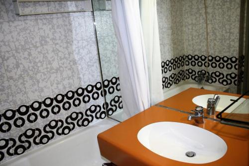 une salle de bain avec un lavabo et une douche dans l'établissement Résidence Palafour - Grand studio 4 - confortable - balcon - vue lac MAE-3611, à Tignes