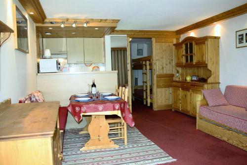 Il comprend une cuisine et un salon avec une table. dans l'établissement Résidence Palafour - Grand studio 4 - confortable - balcon - vue lac MAE-3611, à Tignes