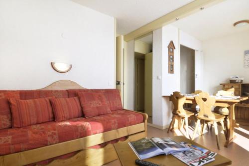 un salon avec un canapé et une table dans l'établissement Residence 3000 - Studio pour 4 Personnes 13, à Mâcot La Plagne
