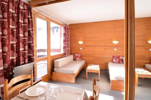 un petit salon avec un canapé et une table dans l'établissement Résidence Les Glaciers 3 - Studio pour 4 Personnes 28, à Mâcot La Plagne