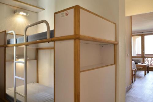 Cette chambre comprend 2 lits superposés et un couloir. dans l'établissement Résidence Themis - Studio pour 4 Personnes 30, à Mâcot La Plagne