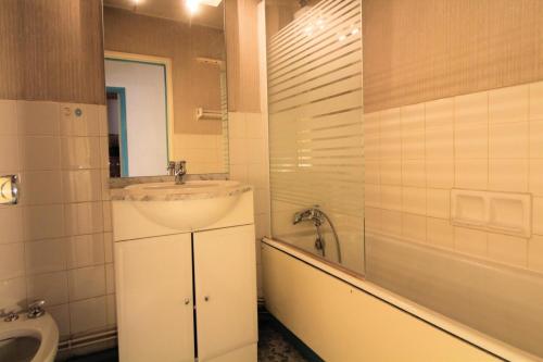 une salle de bain avec un lavabo, des toilettes et une baignoire dans l'établissement Résidence Soleil - Grand studio 34m2 - terrasse - vue lac MAE-3635, à Tignes