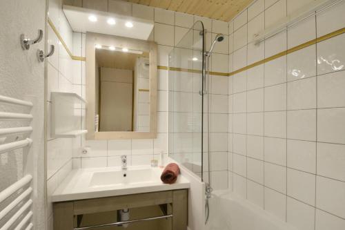 une salle de bain blanche avec un lavabo et une douche dans l'établissement Résidence Croix Du Sud - Studio pour 4 Personnes 37, à Mâcot La Plagne