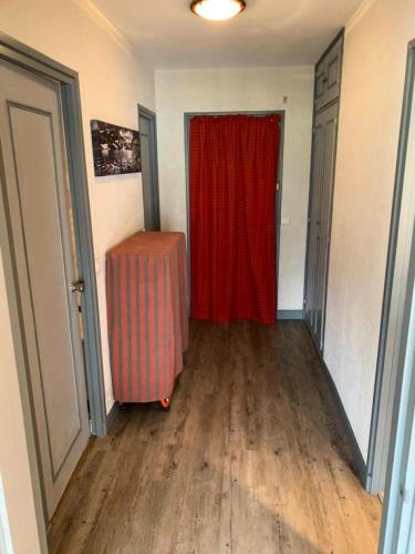 une chambre avec une porte rouge et un rideau rouge dans l'établissement Résidence Soleil - Grand studio 34m2 - terrasse - vue lac MAE-3635, à Tignes