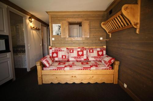une chambre avec un lit dans une pièce dans l'établissement Résidence Palafour - Studio cabine 4 personnes pieds des pistes - balcon vue Grande Sassière MAE-3640, à Tignes