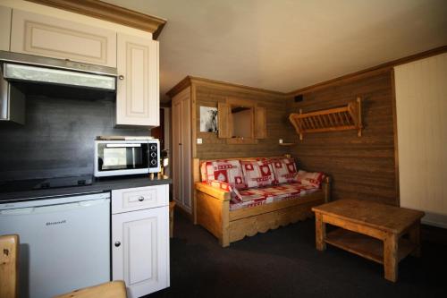 - une petite cuisine avec un lit et un four micro-ondes dans l'établissement Résidence Palafour - Studio cabine 4 personnes pieds des pistes - balcon vue Grande Sassière MAE-3640, à Tignes