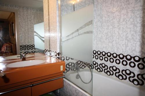 une salle de bain avec un lavabo, un miroir et une baignoire dans l'établissement Résidence Palafour - Studio cabine 4 personnes pieds des pistes - balcon vue Grande Sassière MAE-3640, à Tignes