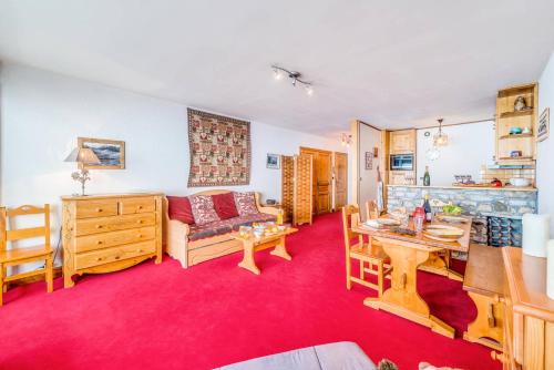 un salon avec un canapé et une table dans l'établissement Résidence Ducs De Savoie - Appartement 3, proche des pistes,commerce, vue lac MAE-3644, à Tignes