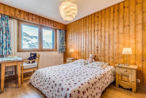 une chambre avec un lit avec un ours en peluche dessus dans l'établissement Résidence Ducs De Savoie - Appartement 3, proche des pistes,commerce, vue lac MAE-3644, à Tignes