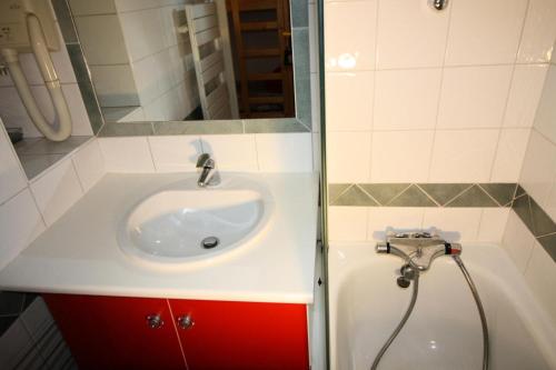 une salle de bain avec un lavabo et une douche dans l'établissement Résidence Slalom - design,moderne, confortable MAE-3654, à Tignes