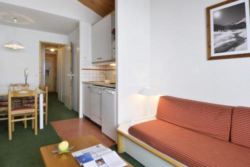 un salon avec un canapé et une table dans l'établissement Résidence Themis - 2 Pièces pour 6 Personnes 63, à Mâcot La Plagne