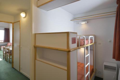 Cette chambre dispose de lits superposés et d'un four micro-ondes. dans l'établissement Résidence Themis - 2 Pièces pour 6 Personnes 63, à Mâcot La Plagne