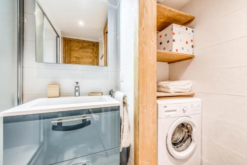 une salle de bain avec une machine à laver et un lavabo dans l'établissement Résidence Palafour - Studio 4 rénové, soigné, confortable - balcon vue lac MAE-3675, à Tignes