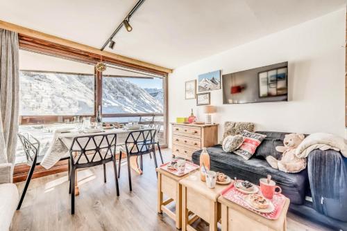 un salon avec une table et un canapé et une salle à manger dans l'établissement Résidence Palafour - Studio 4 rénové, soigné, confortable - balcon vue lac MAE-3675, à Tignes