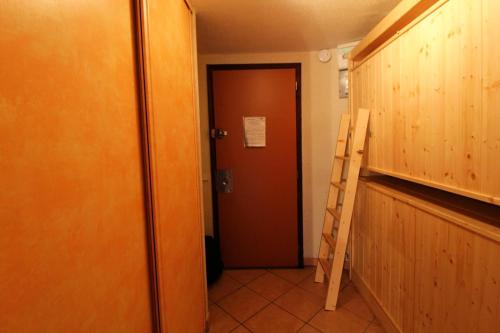 une échelle dans un couloir avec une porte et une chambre dans l'établissement Résidence Palafour - grand studio 4 - vue lac MAE-3686, à Tignes