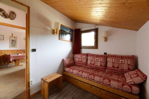- un salon avec un canapé dans l'établissement Résidence Aigue-marine - 2 Pièces pour 5 Personnes 78, à Mâcot La Plagne
