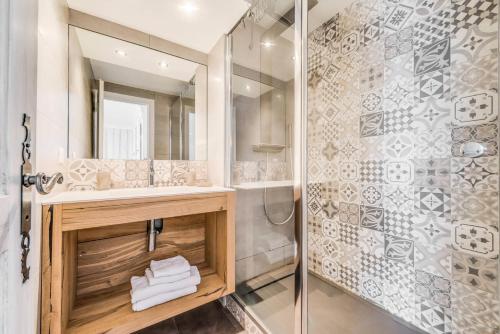 une salle de bain avec douche et lavabo dans l'établissement Résidence Palafour - Elégant studio 4 - rénové - confortable - balcon - vue Grande Sassière MAE-3690, à Tignes