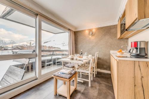 une cuisine avec une table et une grande fenêtre dans l'établissement Résidence Palafour - Elégant studio 4 - rénové - confortable - balcon - vue Grande Sassière MAE-3690, à Tignes