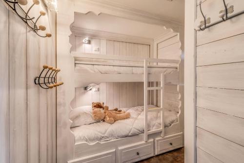 - un lit superposé blanc avec un ours en peluche dans l'établissement Résidence Palafour - Elégant studio 4 - rénové - confortable - balcon - vue Grande Sassière MAE-3690, à Tignes