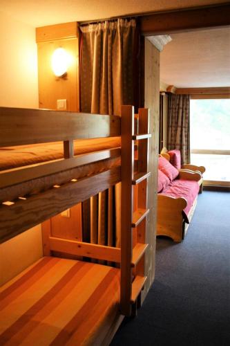 une chambre avec deux lits superposés et une fenêtre dans l'établissement Résidence Palafour - Grand studio 4 - confortable - balcon - vue lac MAE-3696, à Tignes