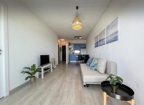 TV a/nebo společenská místnost v ubytování Sea View One Bedroom with Swimming Pool Ponce 282