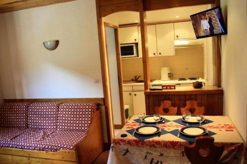 une table de salle à manger avec des chaises et une cuisine dans l'établissement Résidence Shamrock - charmant, rénové, confortable MAE-3718, à Tignes