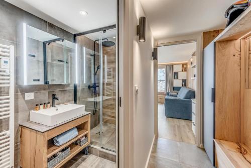 une salle de bain avec un lavabo et une douche dans l'établissement Résidence Palafour - Rénovation et confort moderne pour ce studio avec terrasse vue lac MAE-3731, à Tignes