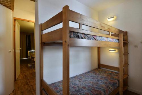 une chambre avec deux lits superposés dans une pièce dans l'établissement Résidence Themis - Studio pour 4 Personnes 34, à Mâcot La Plagne