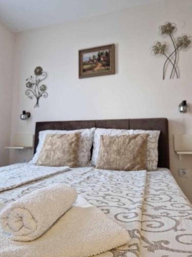 Una cama o camas en una habitación de Apartmani Nataly M