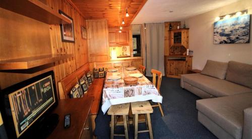 un salon avec une table et un canapé dans l'établissement Résidence Palafour - Grand studio 4 - confortable - balcon - vue lac MAE-3737, à Tignes