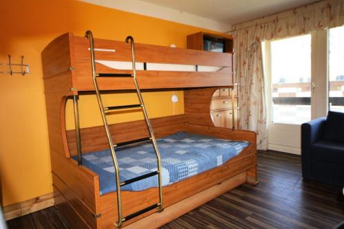 une chambre avec un lit superposé avec une échelle dans l'établissement Résidence Bec Rouge - Sur les pistes MAE-3752, à Tignes