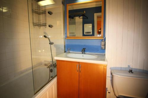 une salle de bain avec un lavabo, une douche et des toilettes dans l'établissement Résidence Bec Rouge - Sur les pistes MAE-3752, à Tignes