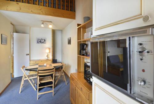 une cuisine avec une table et une salle à manger dans l'établissement Résidence Agate - 3 Pièces pour 7 Personnes 53, à Mâcot La Plagne