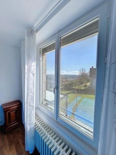 Cette chambre dispose d'une fenêtre offrant une vue sur la piscine. dans l'établissement BRP Aveyron, Castan House, 5 beds, à Druelle