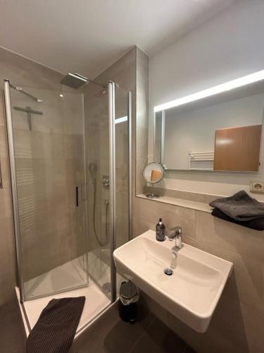 a bathroom with a sink and a shower at Ferienwohnungen mit Feldblick in Schwerin
