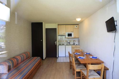 Il comprend un salon avec une table à manger et une cuisine. dans l'établissement Résidence Home Club 2 - Plusieurs studios disponibles pour vos séjours en famille ou entre amis MAE-3770, à Tignes