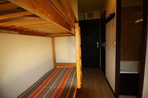 Cette chambre dispose de lits superposés et d'une porte. dans l'établissement Résidence Home Club 2 - Plusieurs studios disponibles pour vos séjours en famille ou entre amis MAE-3770, à Tignes