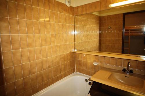 une salle de bain avec une baignoire, un lavabo et un miroir dans l'établissement Résidence Home Club 2 - Plusieurs studios disponibles pour vos séjours en famille ou entre amis MAE-3770, à Tignes