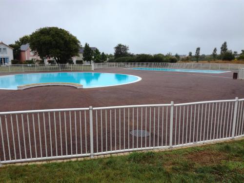 une piscine vide derrière une clôture dans l'établissement Maison résidence accès piscine gratuite, à Talmont-Saint-Hilaire
