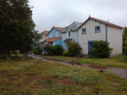 un groupe de maisons dans une rue avec une cour dans l'établissement Maison résidence accès piscine gratuite, à Talmont-Saint-Hilaire