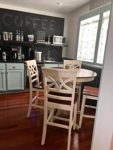 a kitchen with a table and chairs in a kitchen at Hudson House Bed and Breakfast in Wheatland